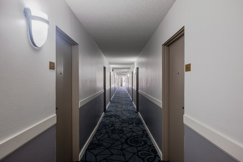 Фото Travelodge by Wyndham Monterey Bay