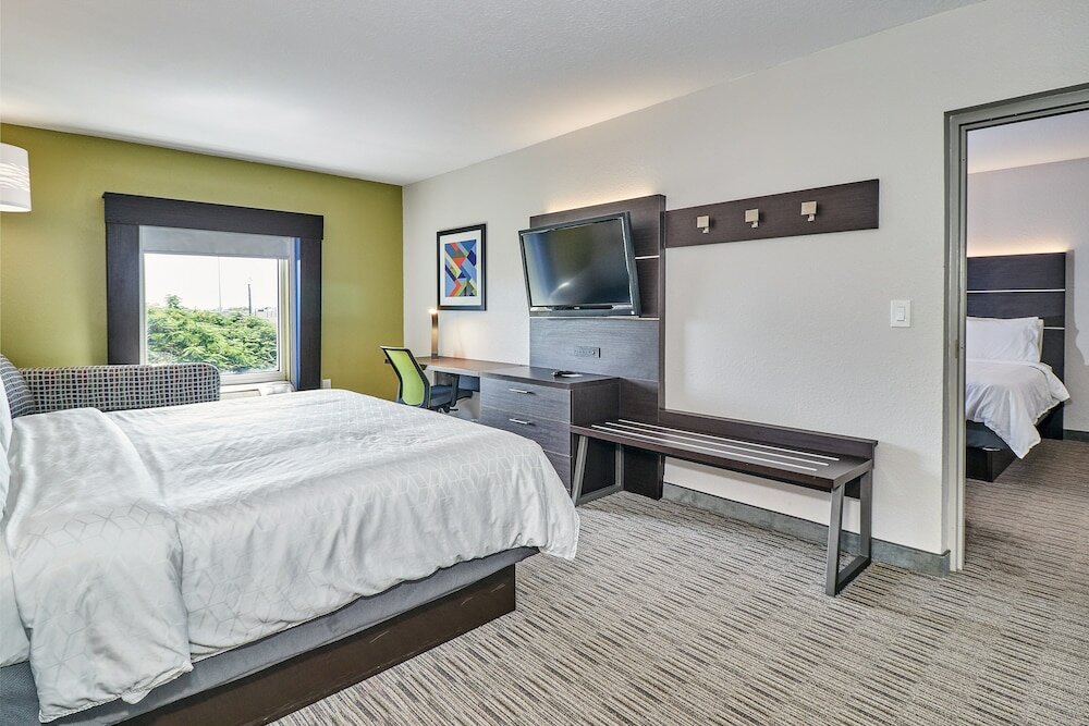 Фото Holiday Inn Express Hotel & Suites Clearwater/Us 19 N, an Ihg Hotel