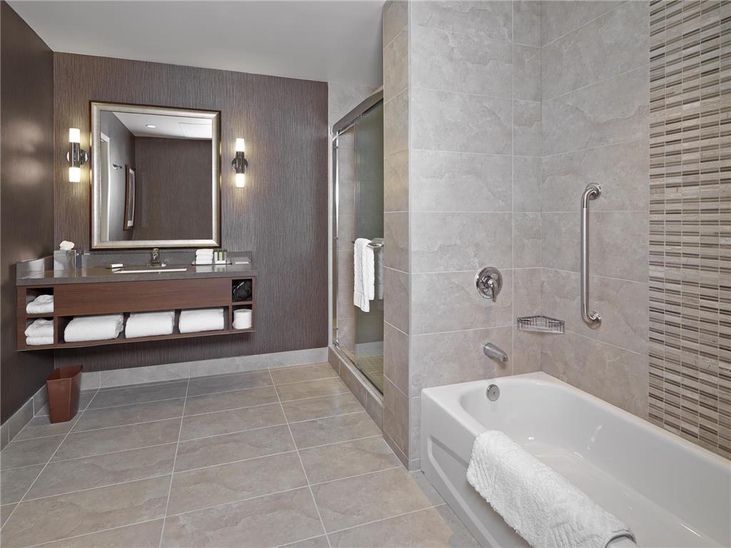 Фото DoubleTree by Hilton West Edmonton