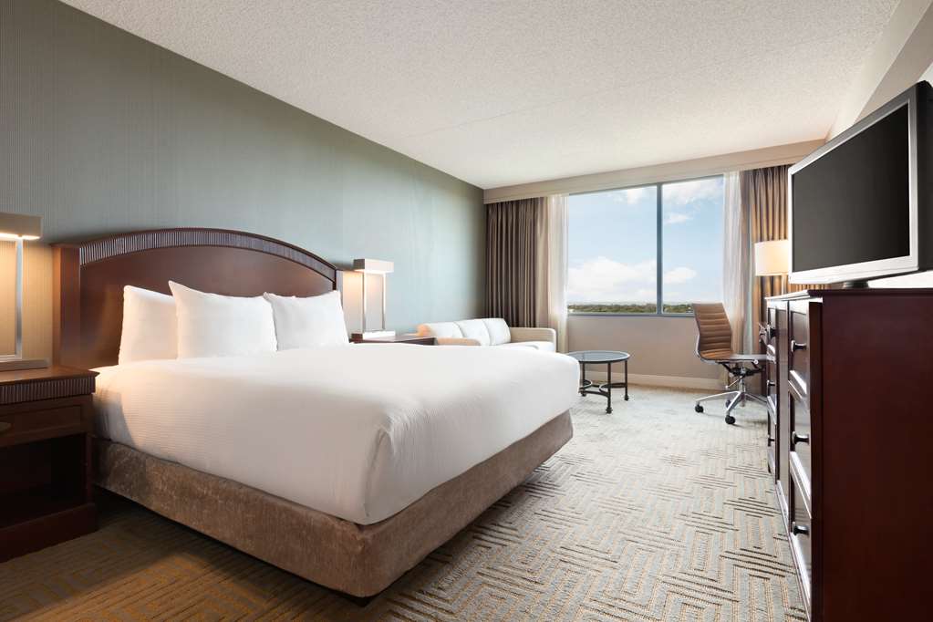 Фото Hilton East Brunswick Hotel & Executive Meeting Center