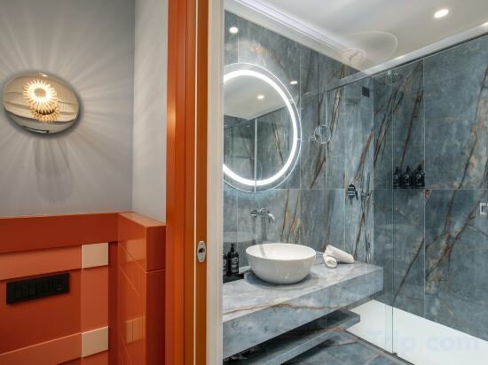 Фото The Independent Hotel