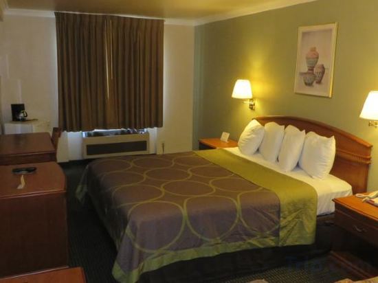 Фото Super 8 by Wyndham Hollywood LA Area