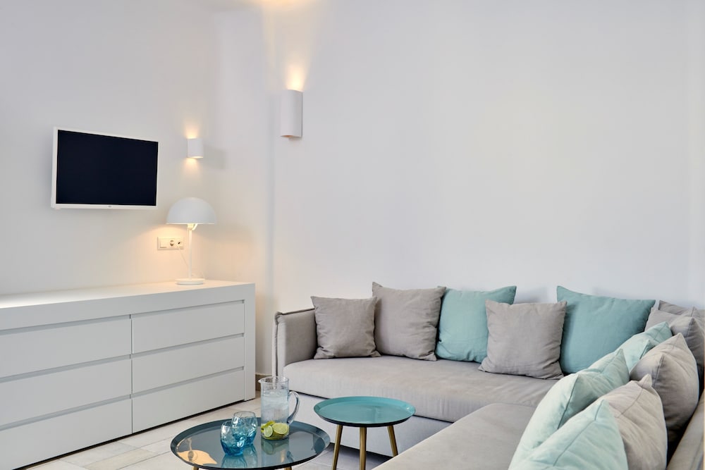 Фото Aqua Blue Hotel