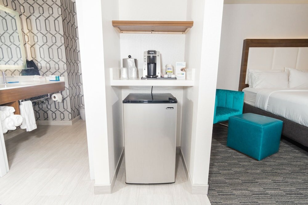 Фото Holiday Inn Express Hotel & Suites Hollywood Walk of Fame, an IHG Hotel