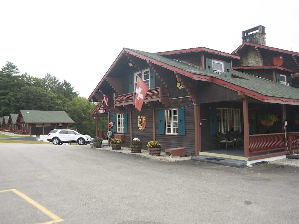 Фото Swiss Chalets Village Inn