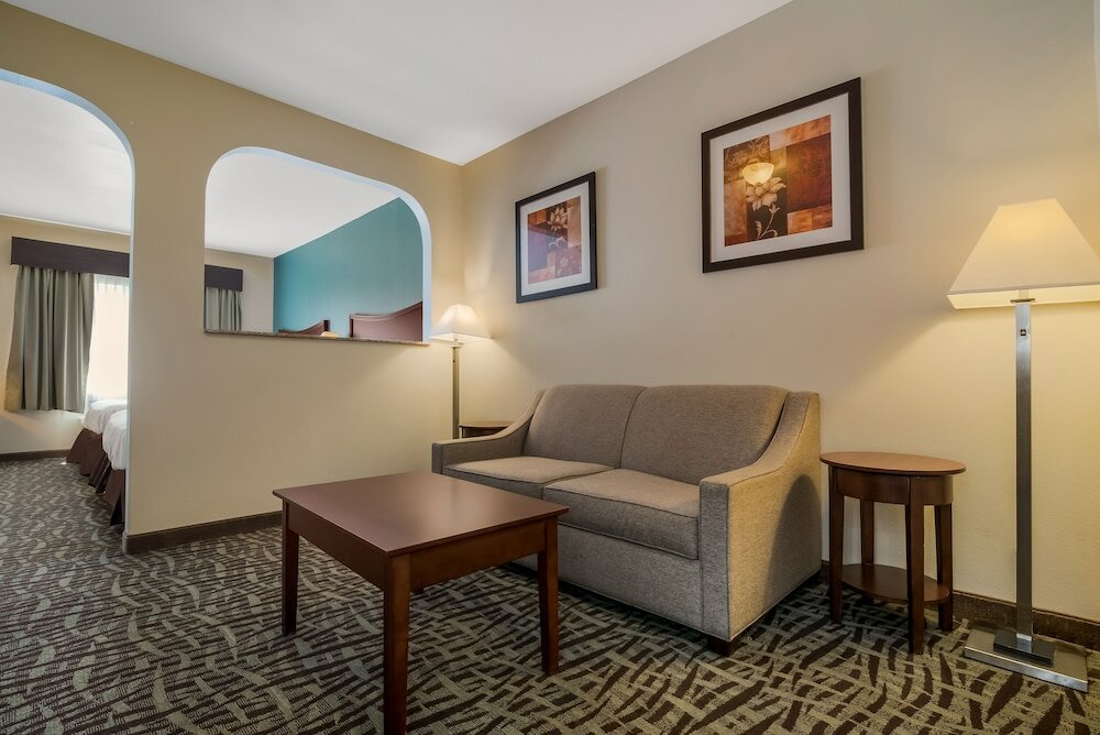 Фото SureStay Plus Hotel by Best Western Topeka Northwest