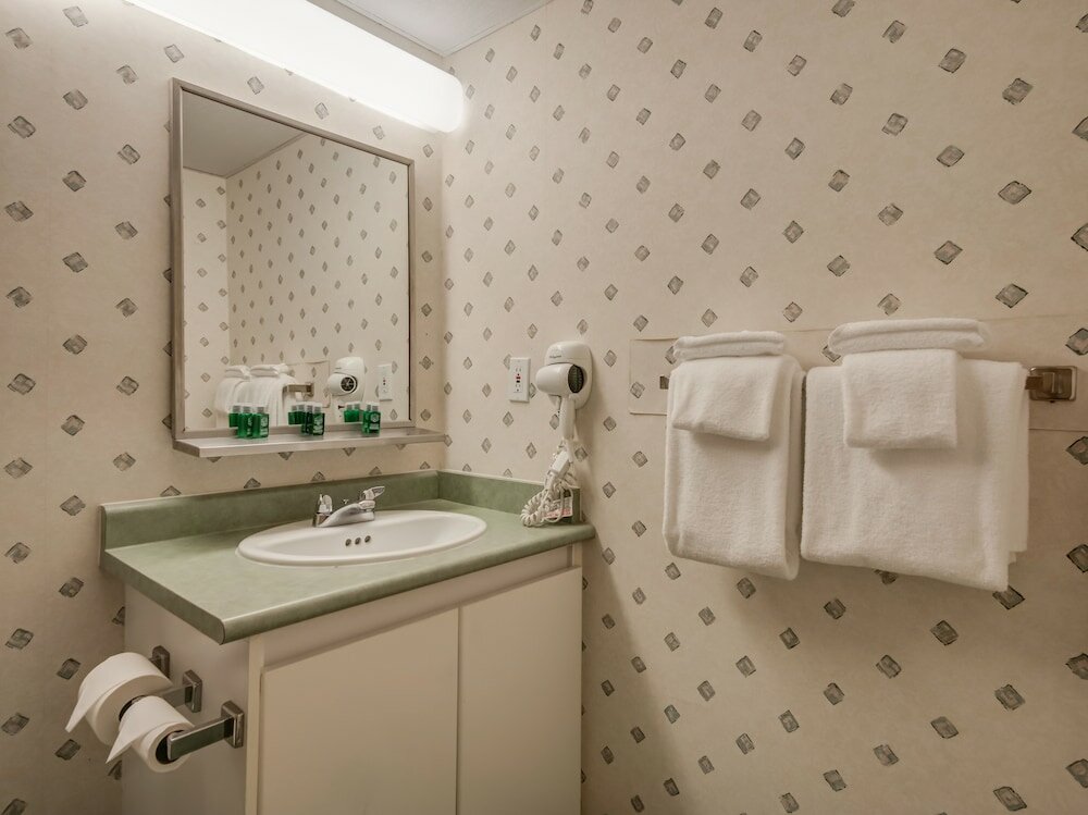 Фото Harrison Lake Hotel