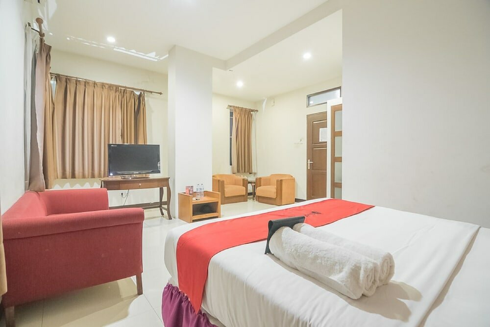 Фото RedDoorz Near Trans Studio Mall 3