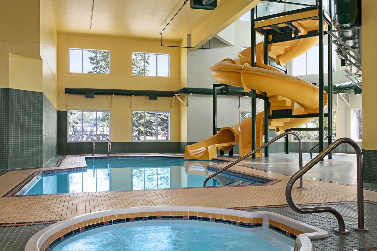 Фото Super 8 by Wyndham Calgary Shawnessy Area