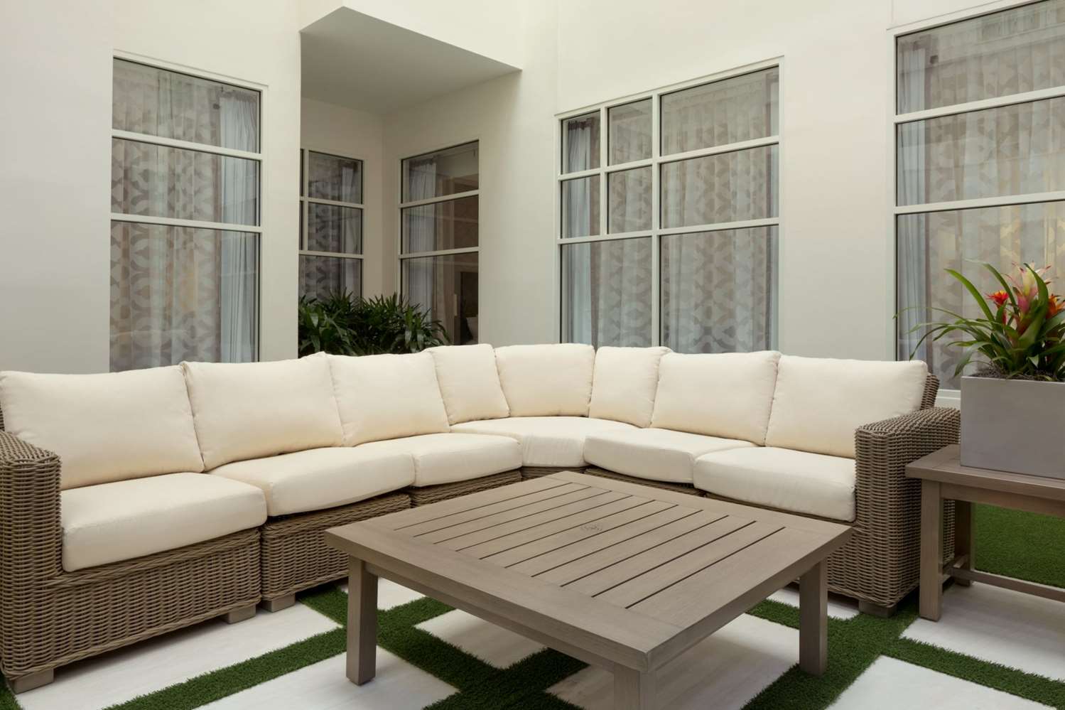 Фото Embassy Suites Louisville Downtown