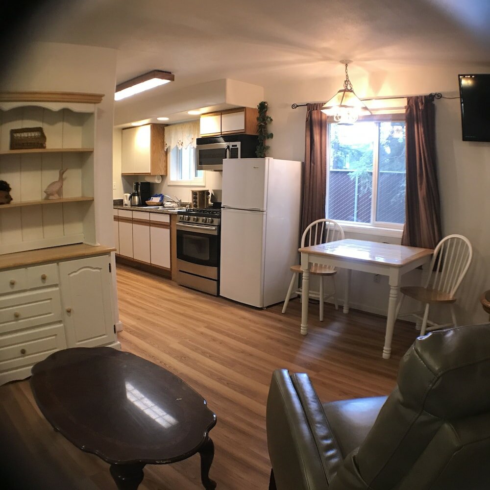 Фото 7 Gables Inn & Suites