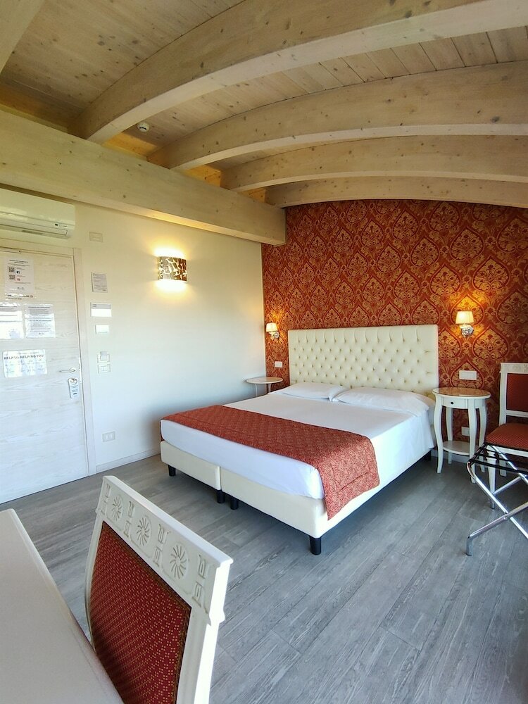 Фото Nuova Opera Rooms