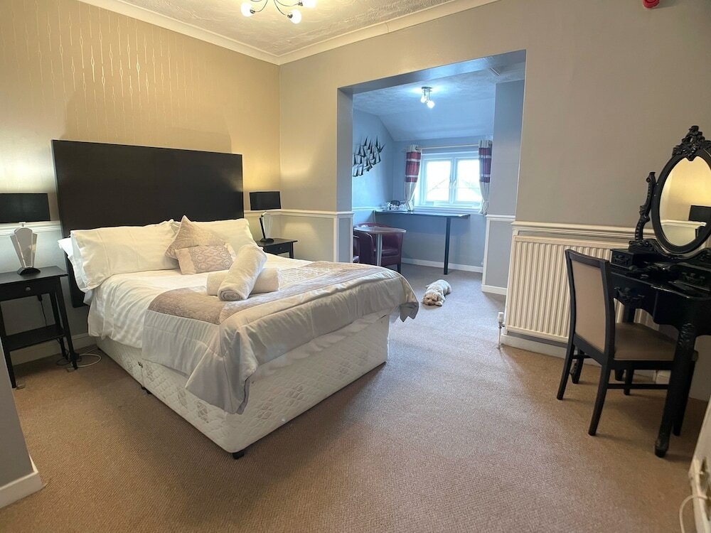 Фото The Lawns Hotel