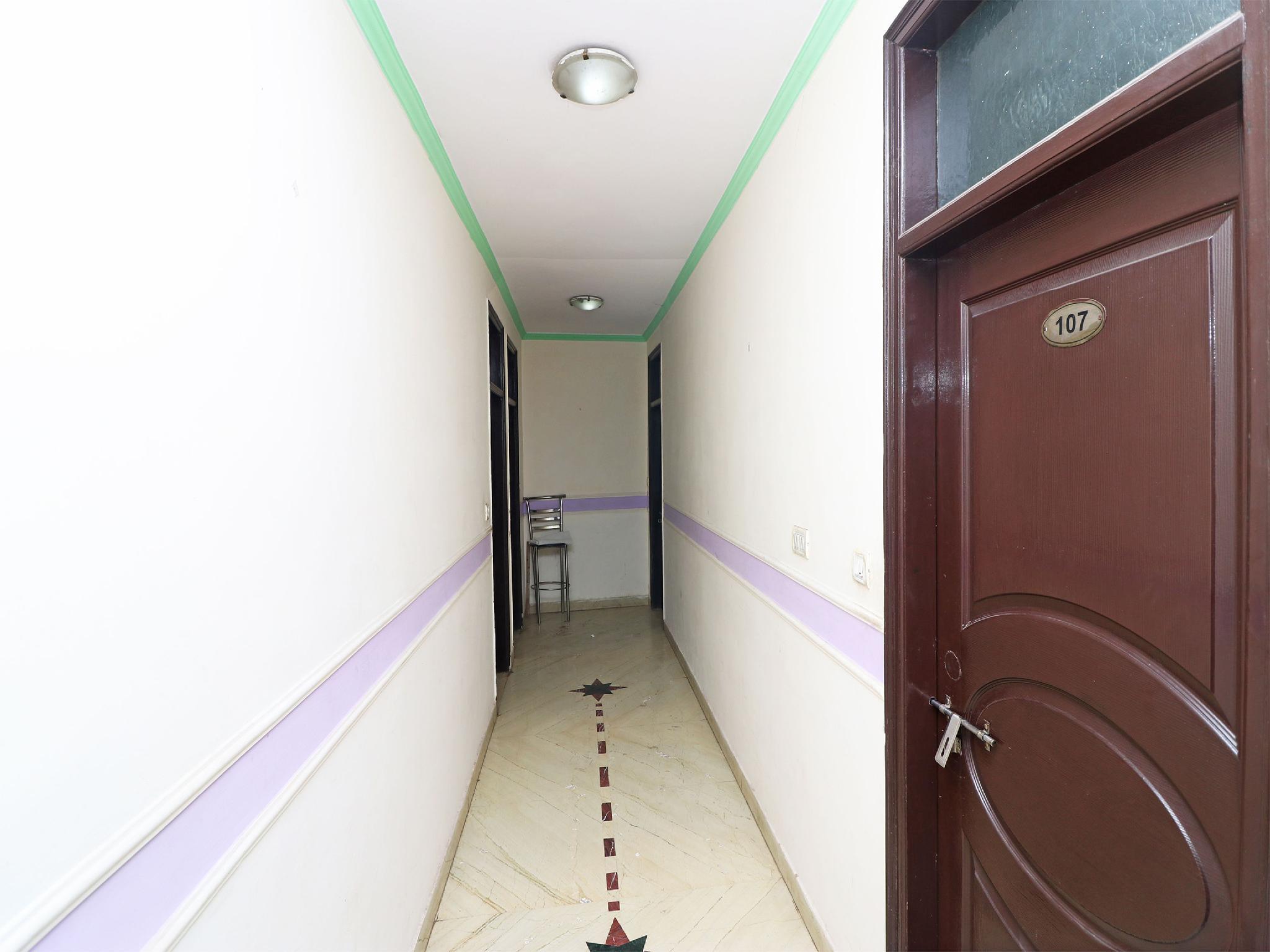 Фото Oyo 9726 Hotel Aura Palace Deluxe