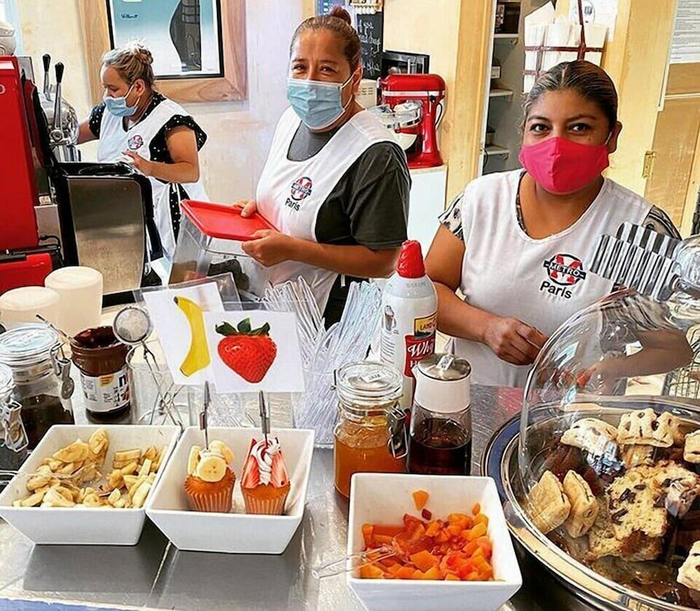 Фото Metro Hotel and Cafe