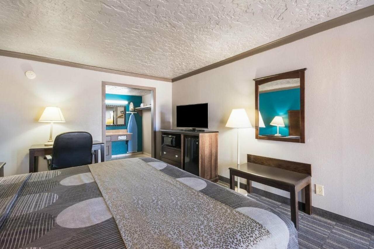 Фото Econo Lodge Inn & Suites