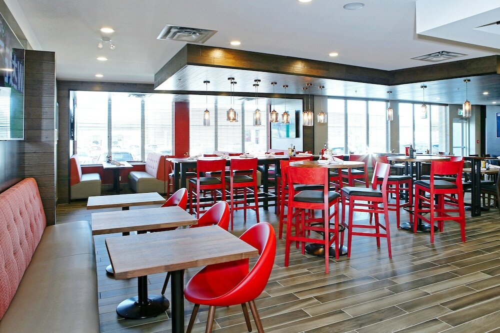 Фото Holiday Inn Hotel & Suites Calgary Airport North by IHG