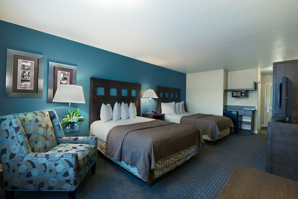 Фото Oxford Suites Silverdale