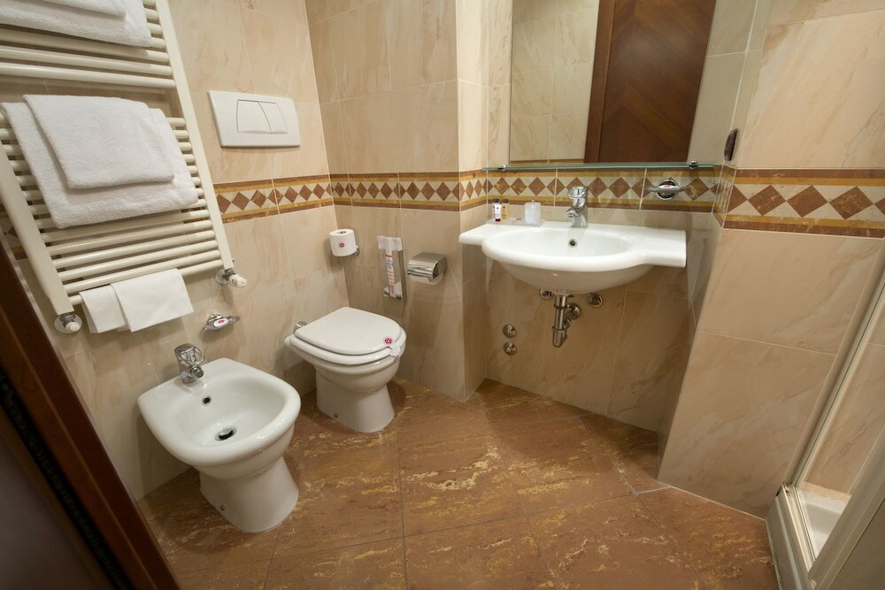 Фото Lancaster Hotel