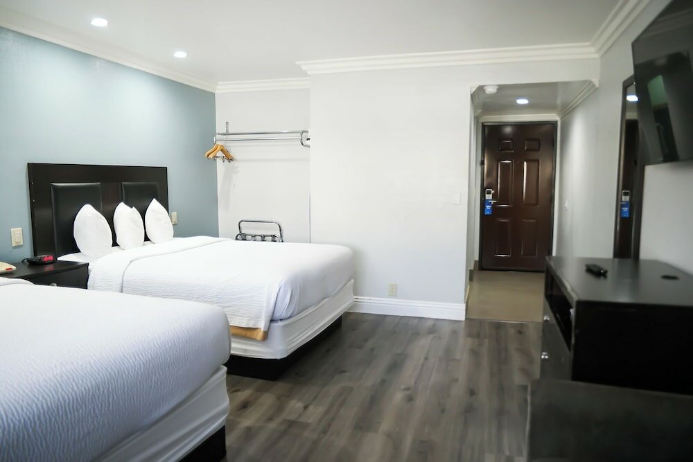 Фото Days Inn by Wyndham West Covina