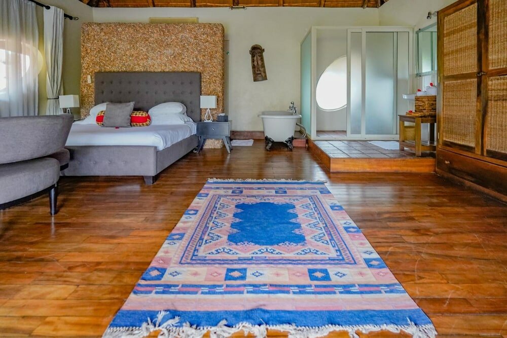 Фото Le Petit Village Hotel