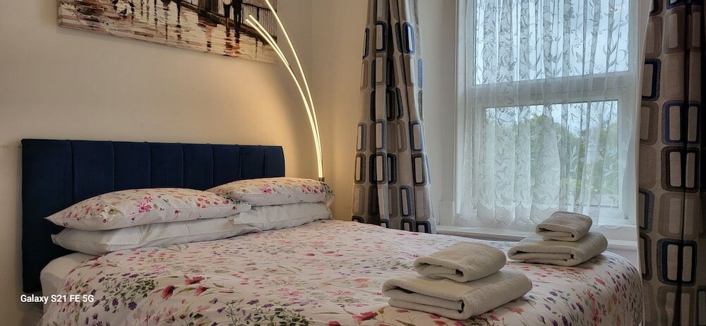 Фото Holly Lodge Guest House