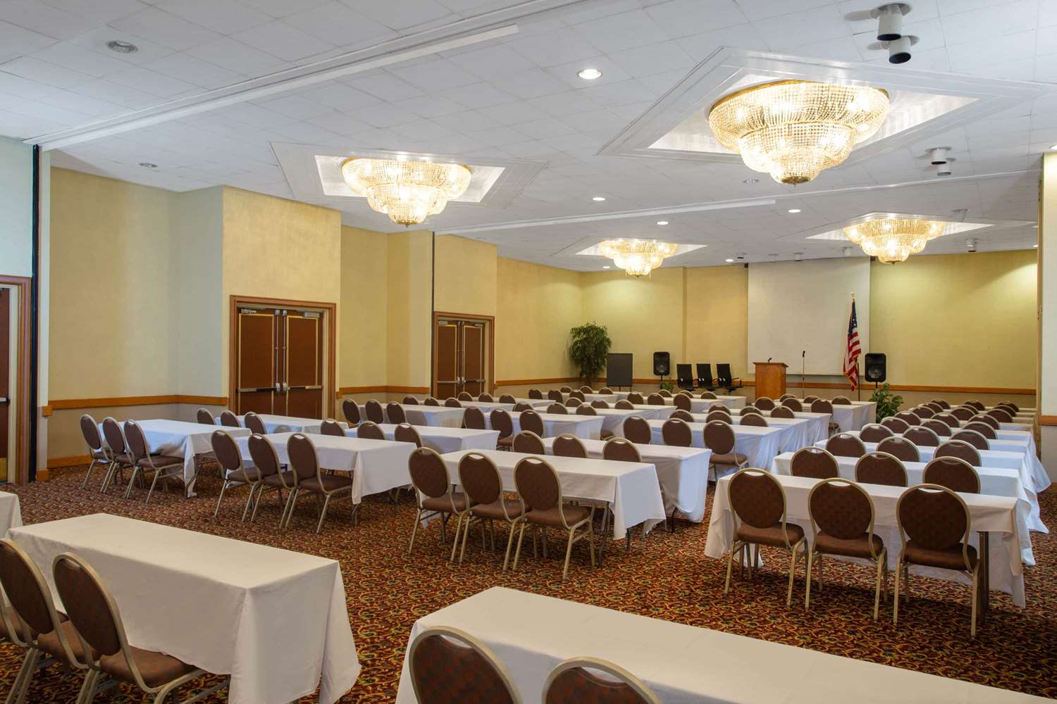 Фото Days Inn & Suites by Wyndham Tallahassee Conf Center I-10