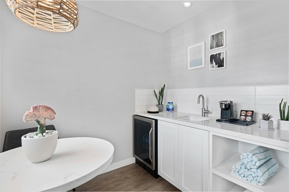 Фото Sea Sprite Oceanfront Hotel