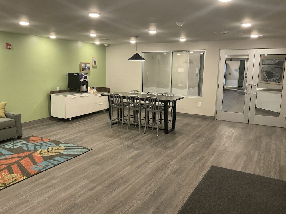 Фото Woodspring Suites Dearborn - Detroit