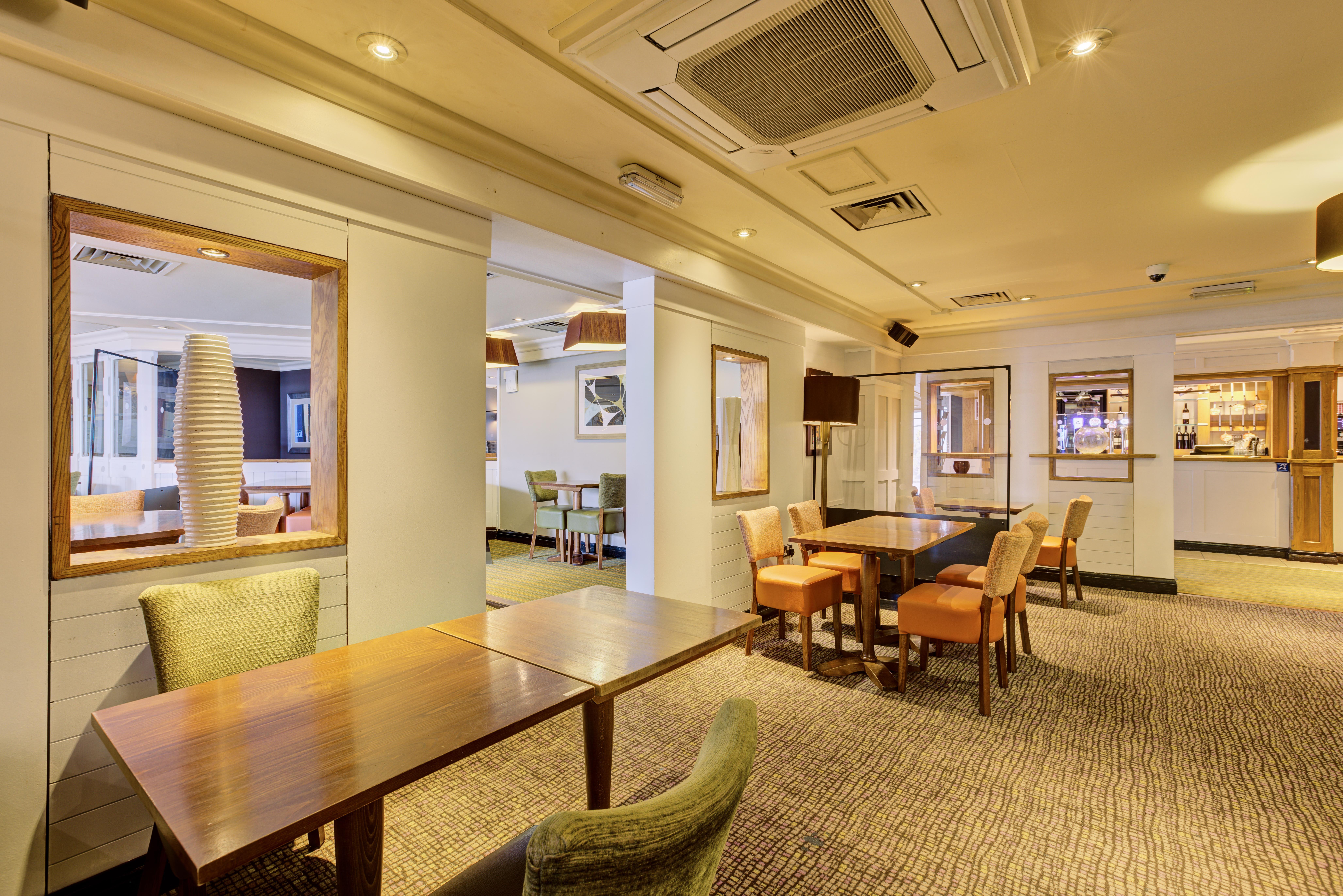 Фото Premier Inn London Putney Bridge