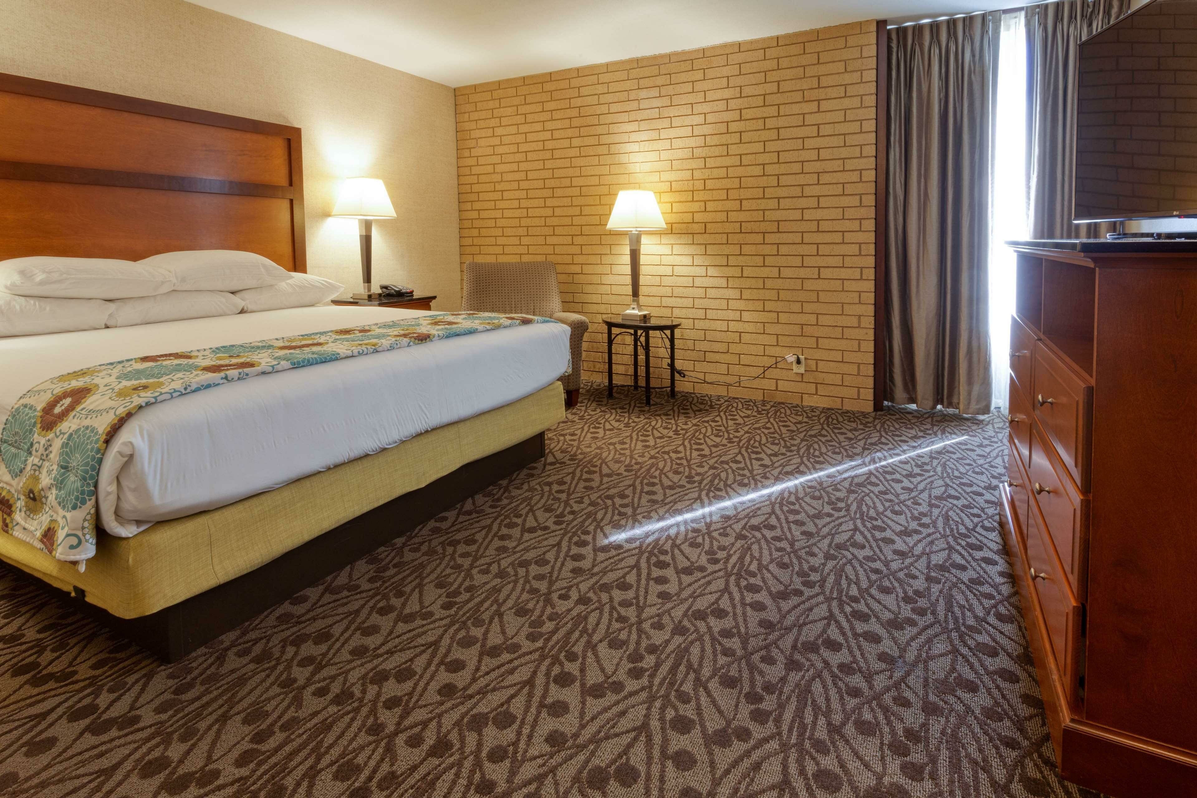 Фото Drury Inn & Suites Atlanta Airport