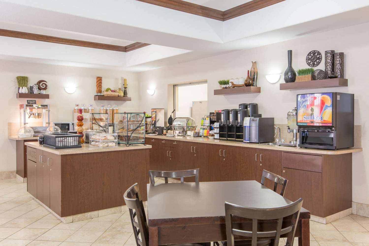 Фото Ramada by Wyndham Wainwright