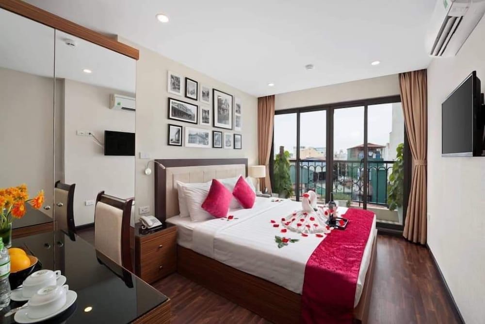 Фото Golden Moon Suite Hotel