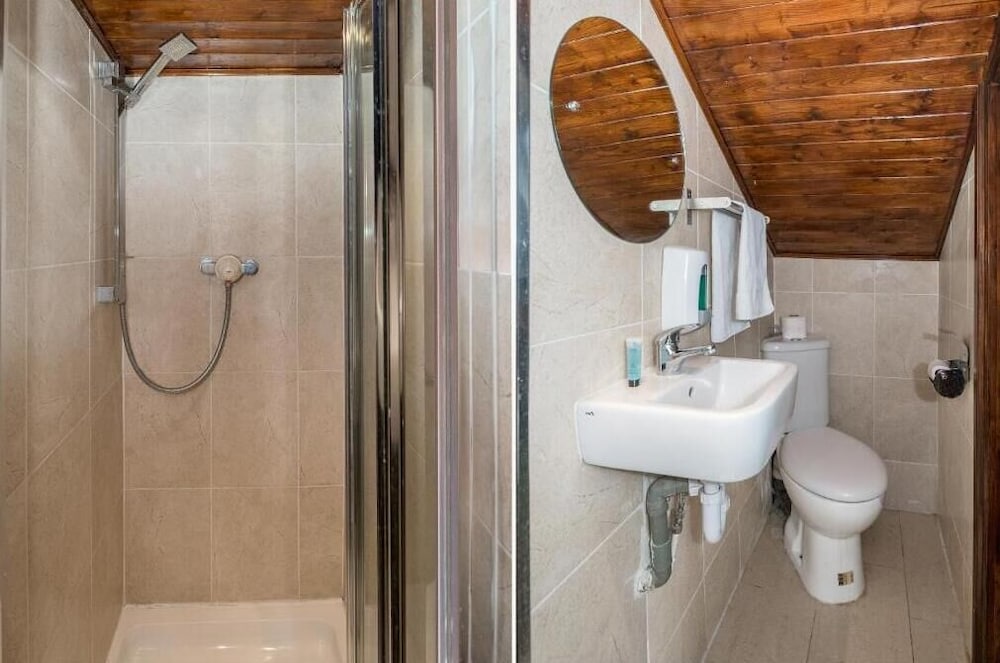 Фото Oyo Abbey Hotel, London Shepherd's Bush Market