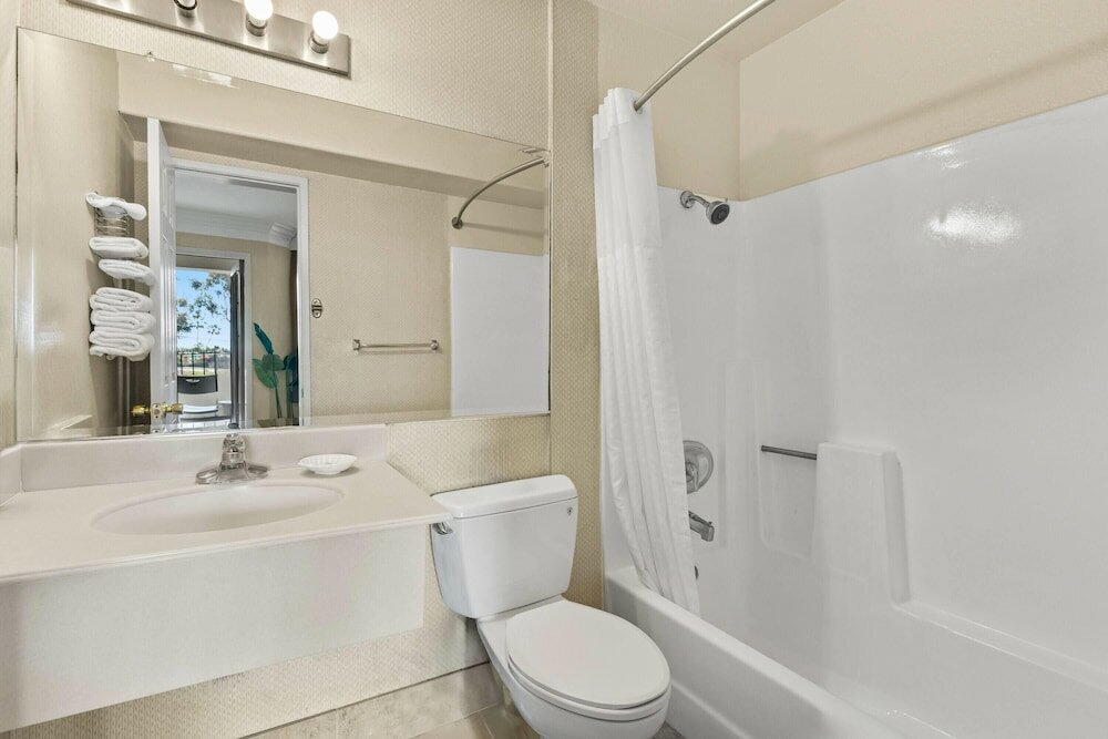 Фото Travelodge by Wyndham San Clemente Beach