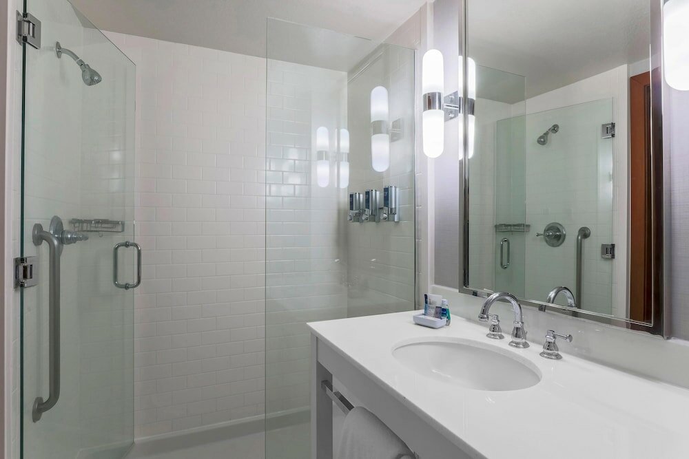 Фото Four Points by Sheraton Ontario-Rancho Cucamonga