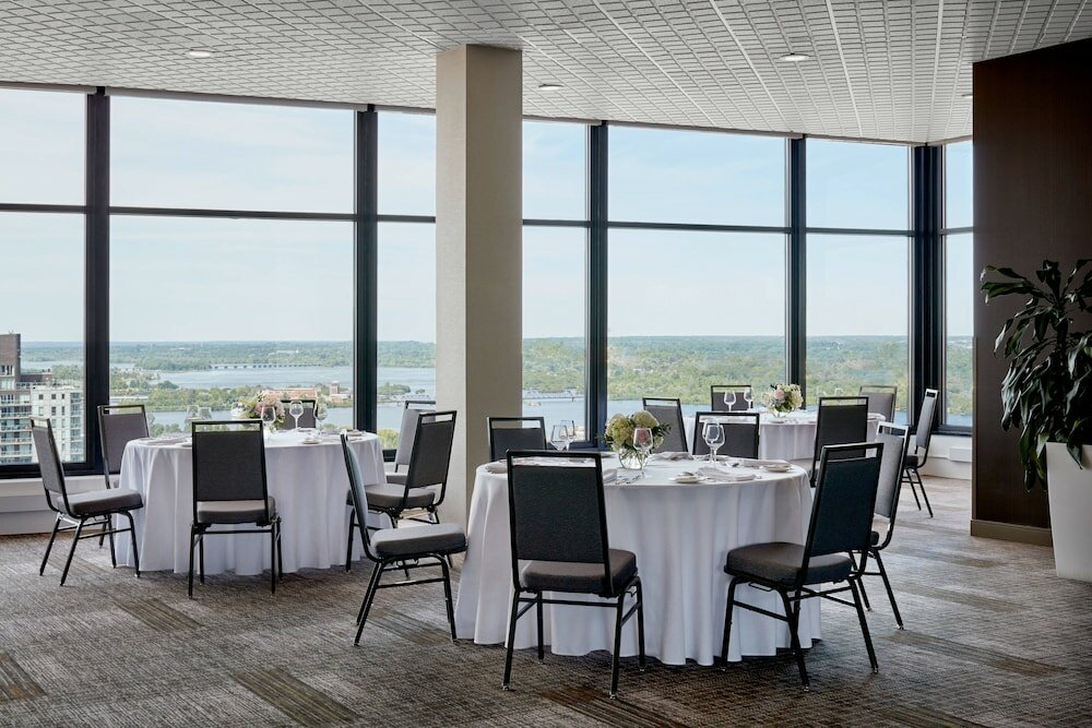 Фото Delta Hotels by Marriott Ottawa City Centre