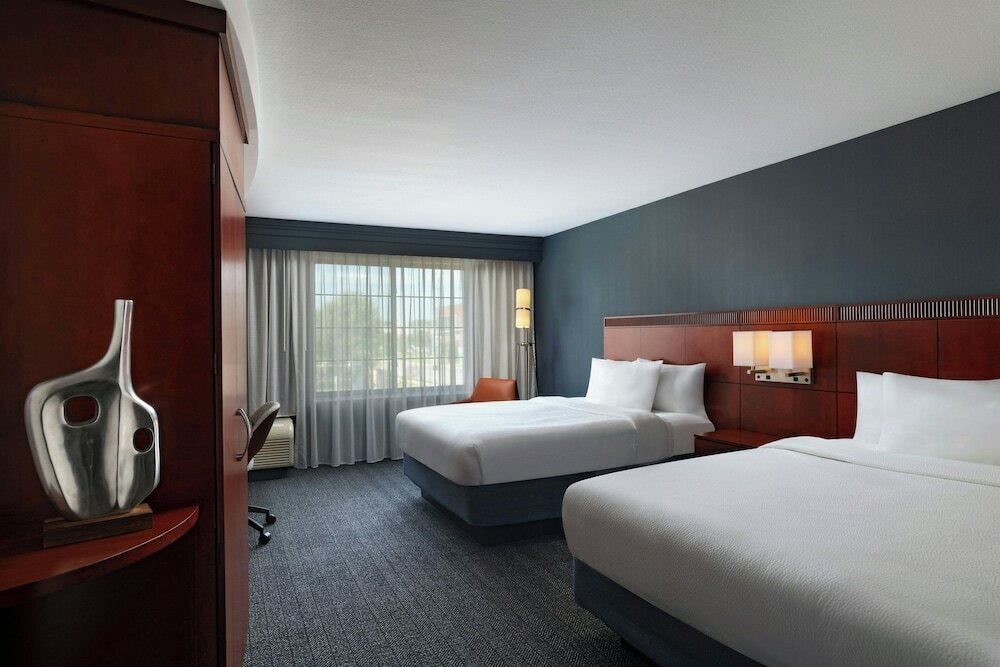 Фото Courtyard Marriott Aksarben Village