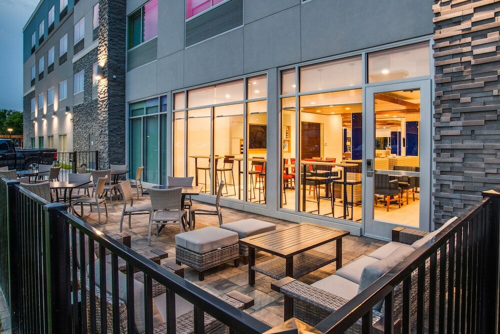 Фото Holiday Inn Express And Suites Denton South, an Ihg Hotel