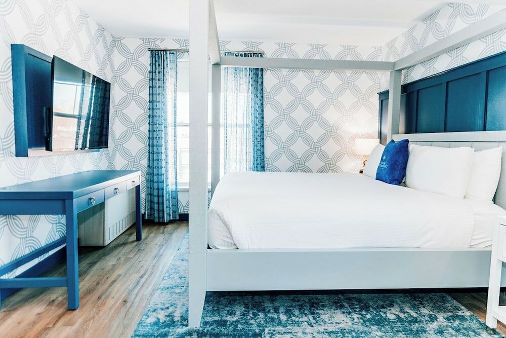 Фото Salem Waterfront Hotel & Suites