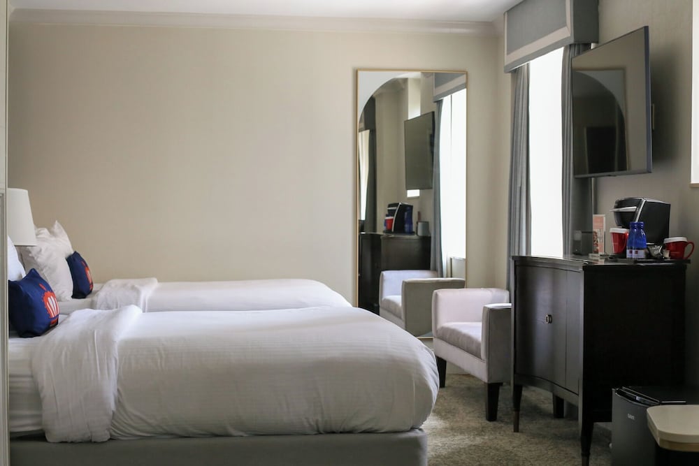 Фото The Dunhill Hotel