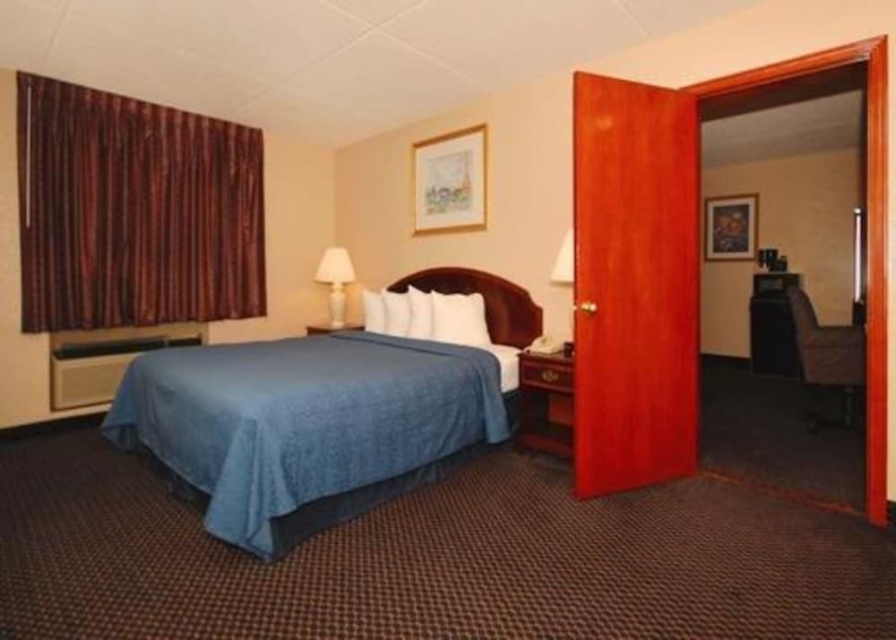 Фото Econo Lodge Inn & Suites