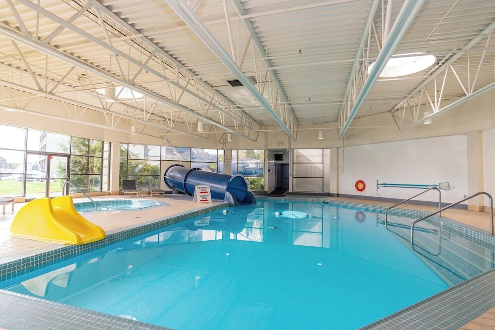 Фото Sandman Signature Vancouver Airport Hotel & Resort