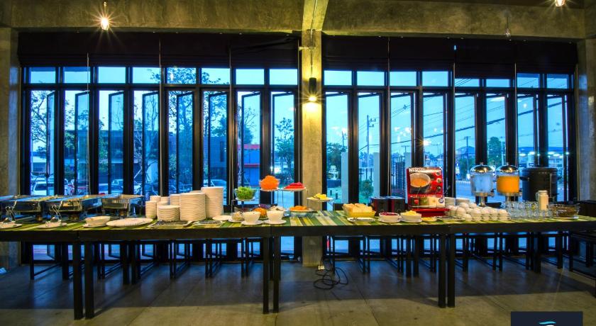 Фото The River Hotel