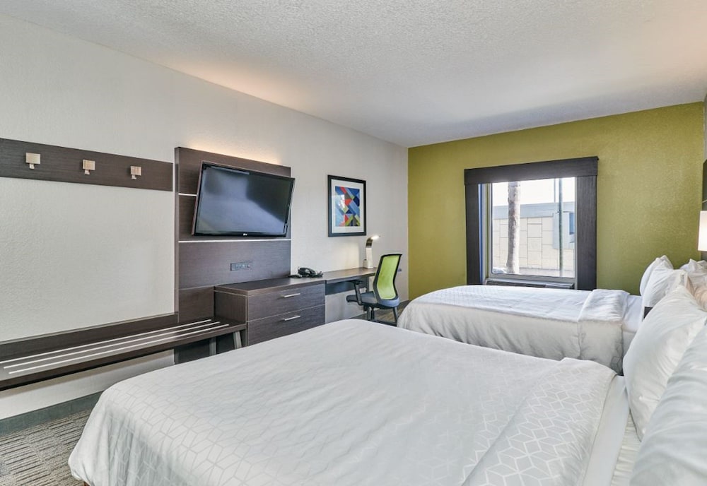 Фото Holiday Inn Express Hotel & Suites Clearwater/Us 19 N, an Ihg Hotel