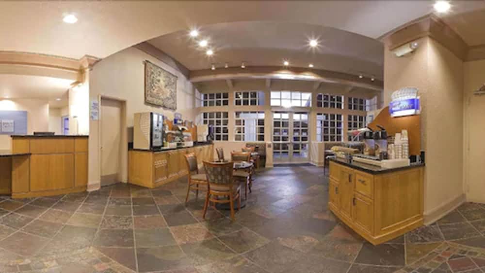 Фото Holiday Inn Express Monterey-Cannery Row, an Ihg Hotel