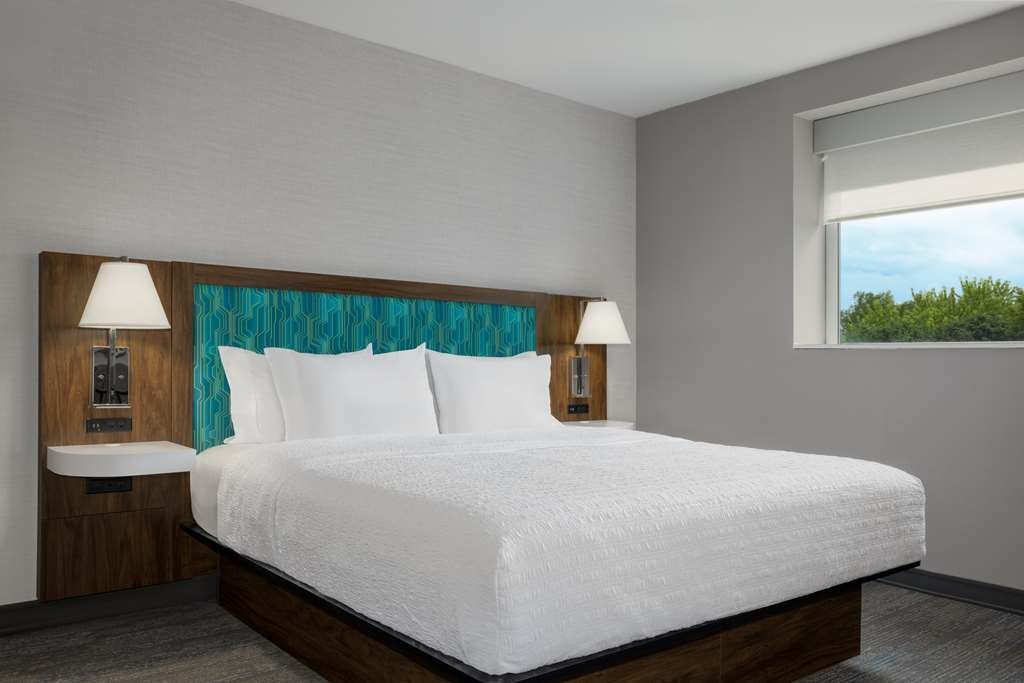 Фото Hampton Inn & Suites by Hilton Toronto Downtown