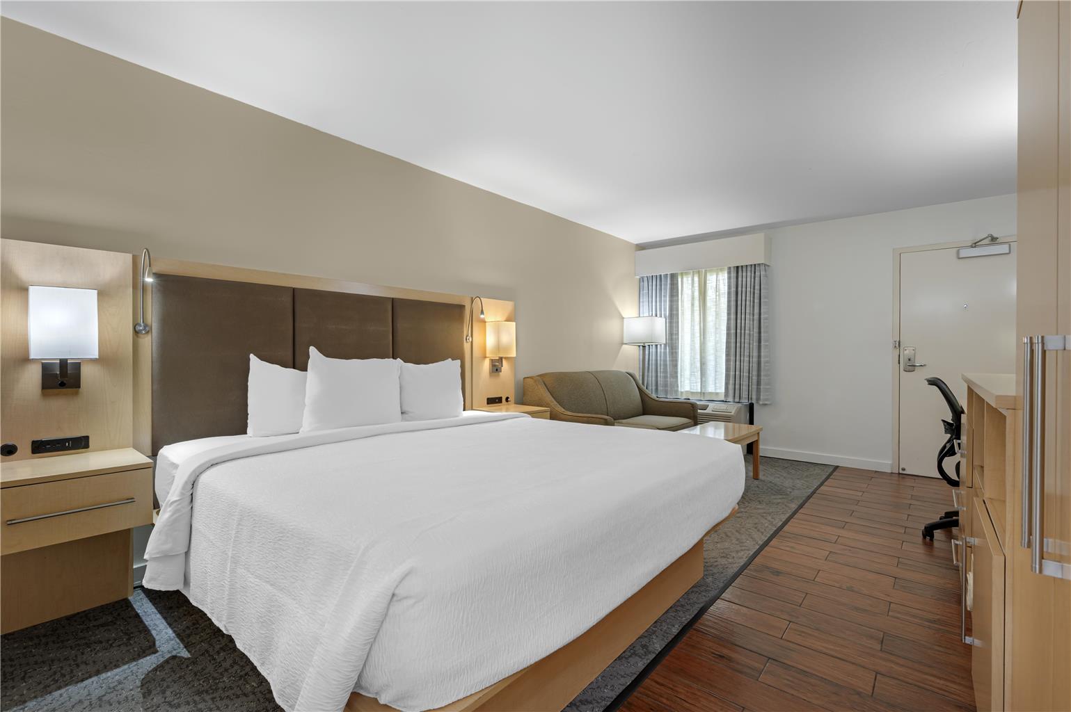 Фото Best Western Plus South Coast Inn