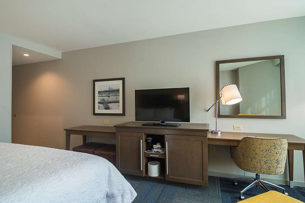 Фото Hampton Inn Chicago North Loyola Station