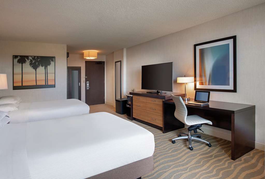 Фото DoubleTree by Hilton Hotel San Diego - Mission Valley